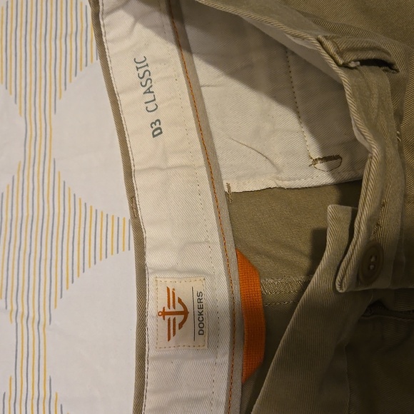 Dockers mens D3 Classic khakis, 33x32 - Picture 2 of 4